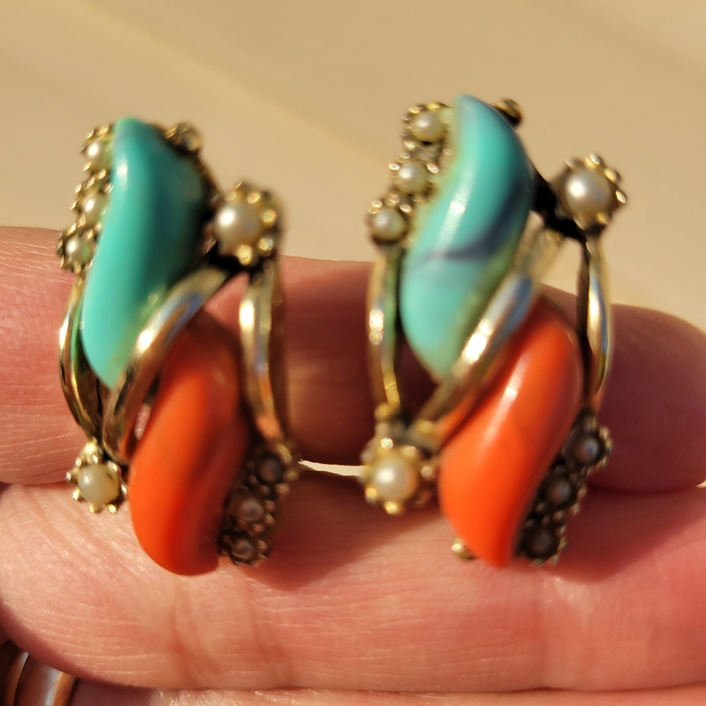 2 Pairs Vintage Clip-On Earrings ~ MCM ~ Floral ~ Pretty - Picture 2 of 15